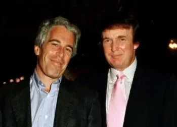 چرا رئیس‌جمهور ترامپ از پاسخ به سؤالات درباره ایمیل‌های اپستین اجتناب می‌کند؟